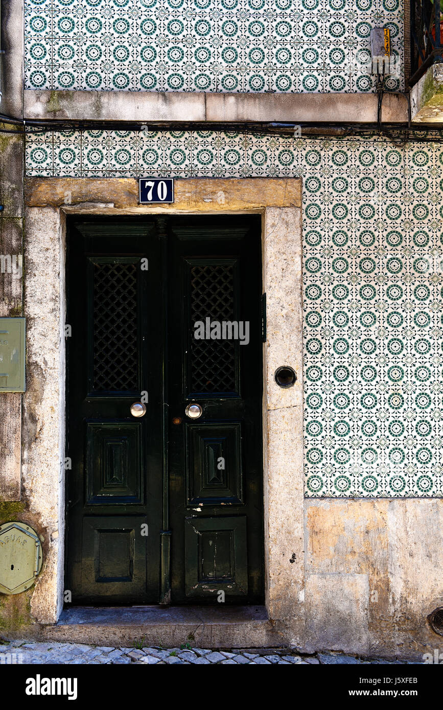 Lissabon-Haus mit Azulejo (keramische Fliesen), Nummer 70, und schwarze Eingangstür, Bairro Alto, Lissabon, Portugal Stockfoto