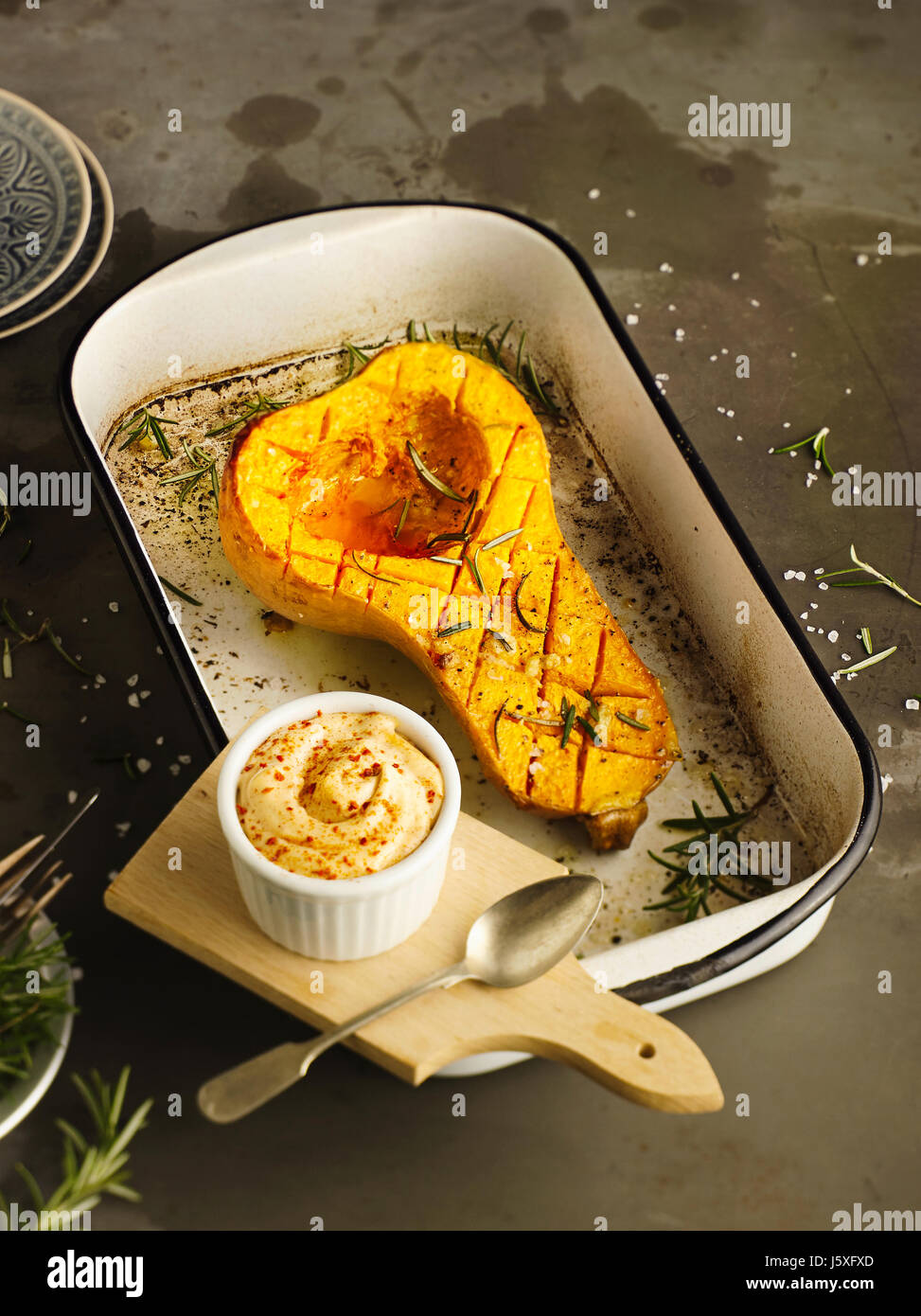 Butternut Kürbis aus dem Ofen mit Chili-mayonnaise Stockfoto