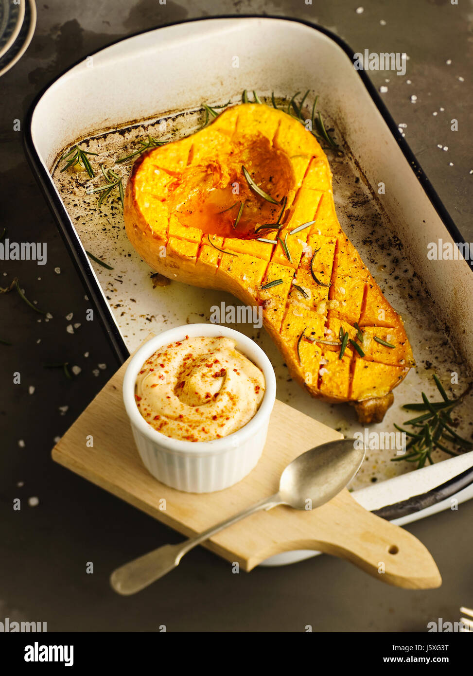 Butternut Kürbis aus dem Ofen mit Chili-mayonnaise Stockfoto