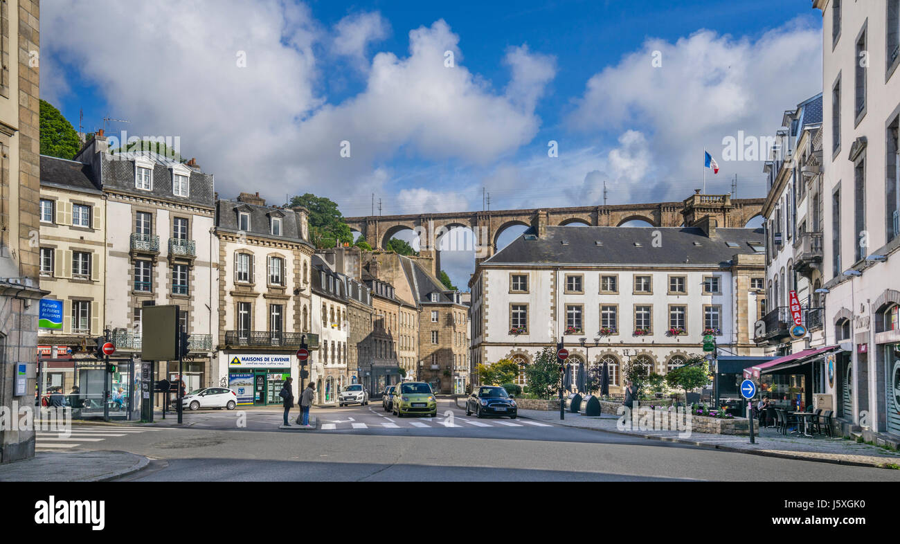 Frankreich, Bretagne, Finistére Abteilung, Morlaix, Place Emile Souvestre mit Vie von Morlaix Rathaus und Viadukt Stockfoto