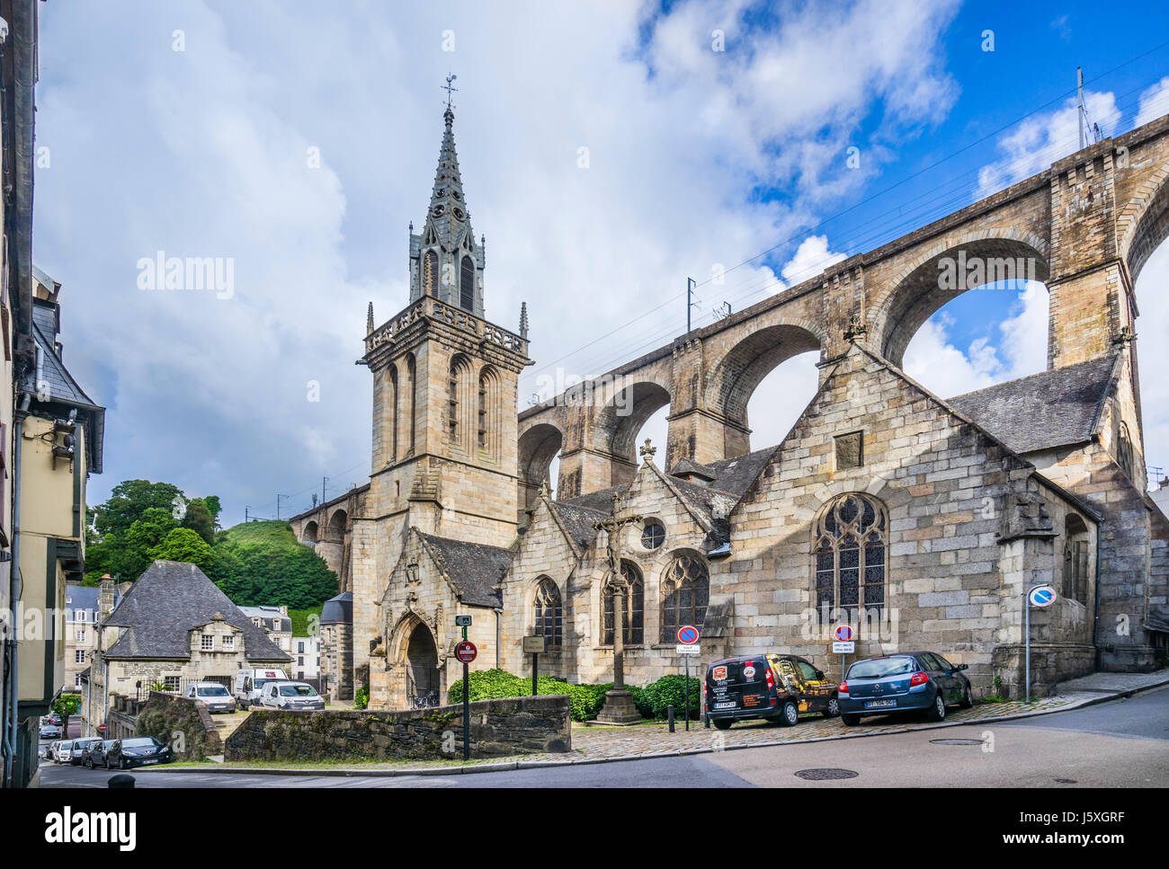 Frankreich, Bretagne, Finistére Abteilung, Morlaix, Blick auf Saint-Mélaine Kirche und dem Viadukt von Morlaix Stockfoto