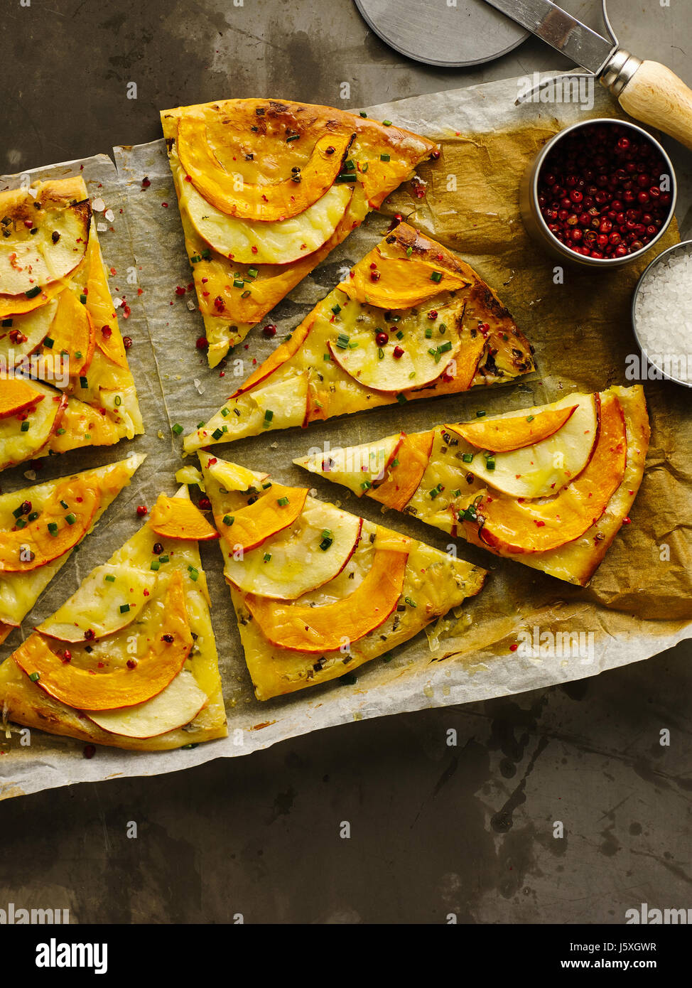 Pizza mit Kürbis und Apfel Stockfoto