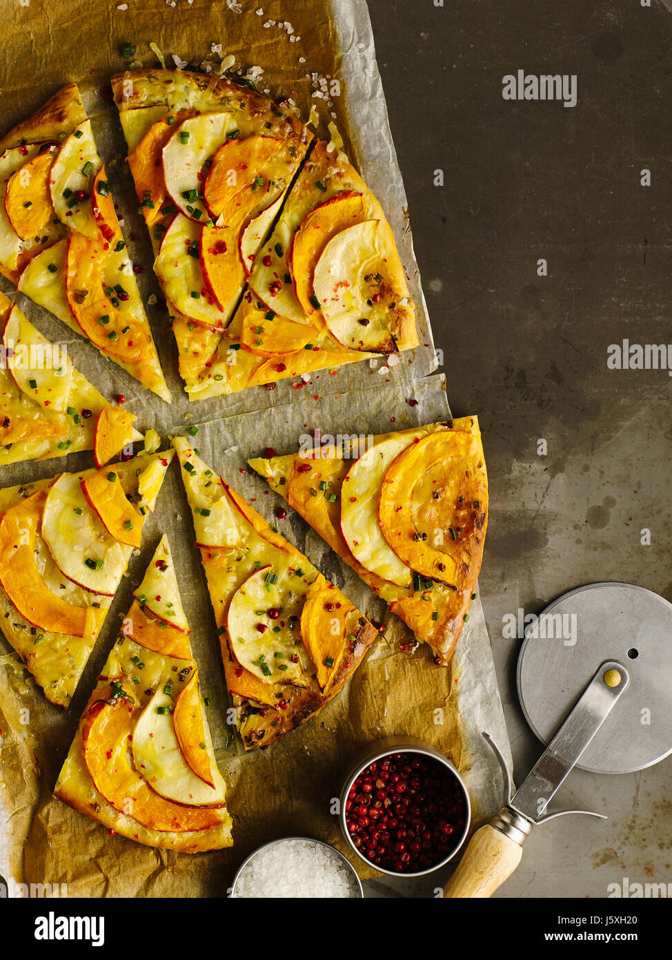 Pizza mit Kürbis und Apfel Stockfoto