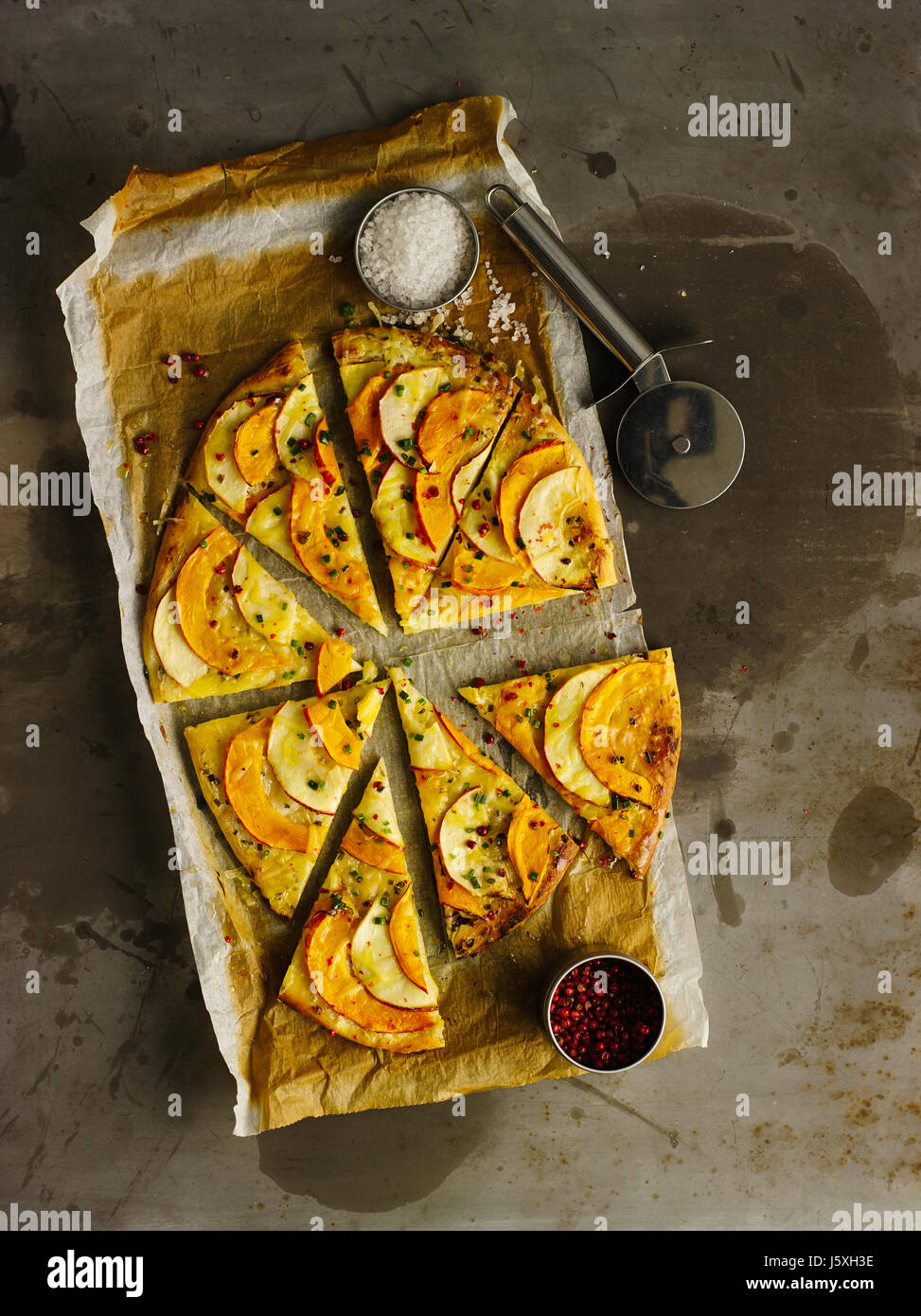 Pizza mit Kürbis und Apfel Stockfoto