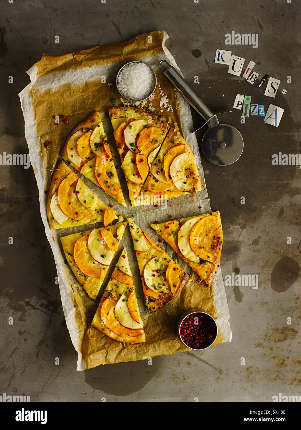 Pizza mit Kürbis und Apfel Stockfoto