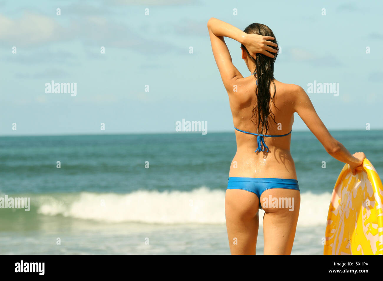 Frau stehend Hutablage, eine Ruck Salzwasser Meer Ozean Wasser Wirbelsäule Frau geben Stockfoto