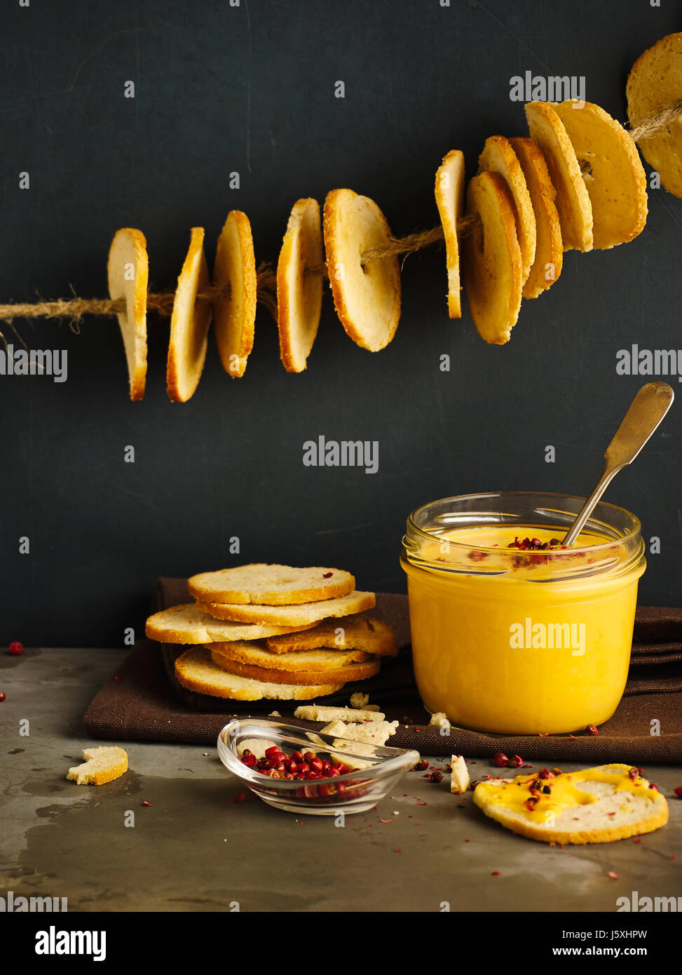 Weichen Ziegenkäse mit Kürbis und Brot-chips Stockfoto