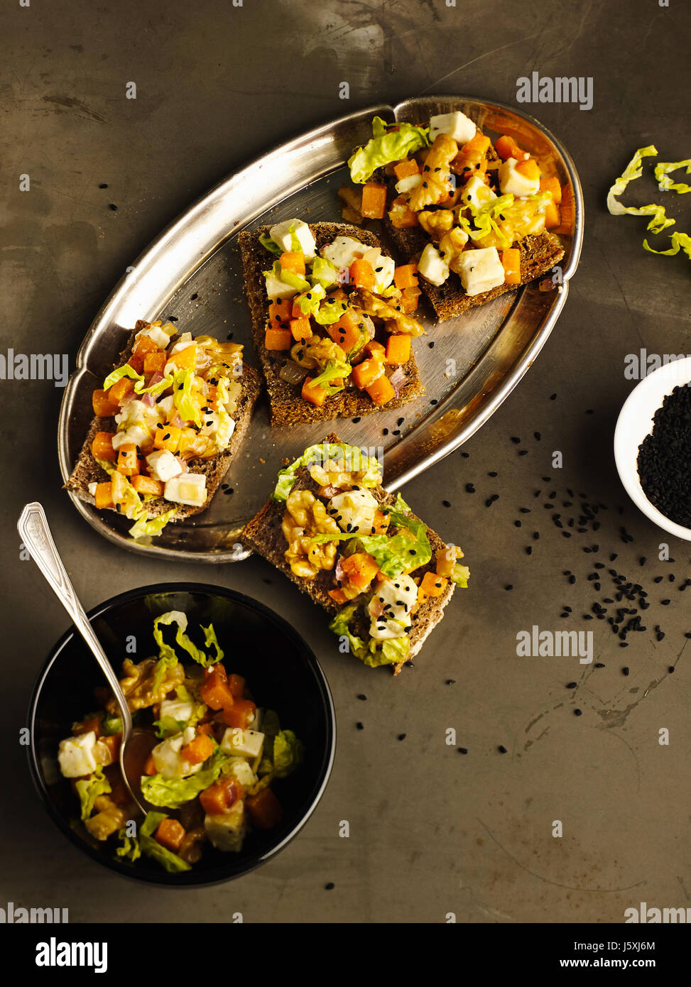 Roggen-Crostini mit Kürbis Stockfoto