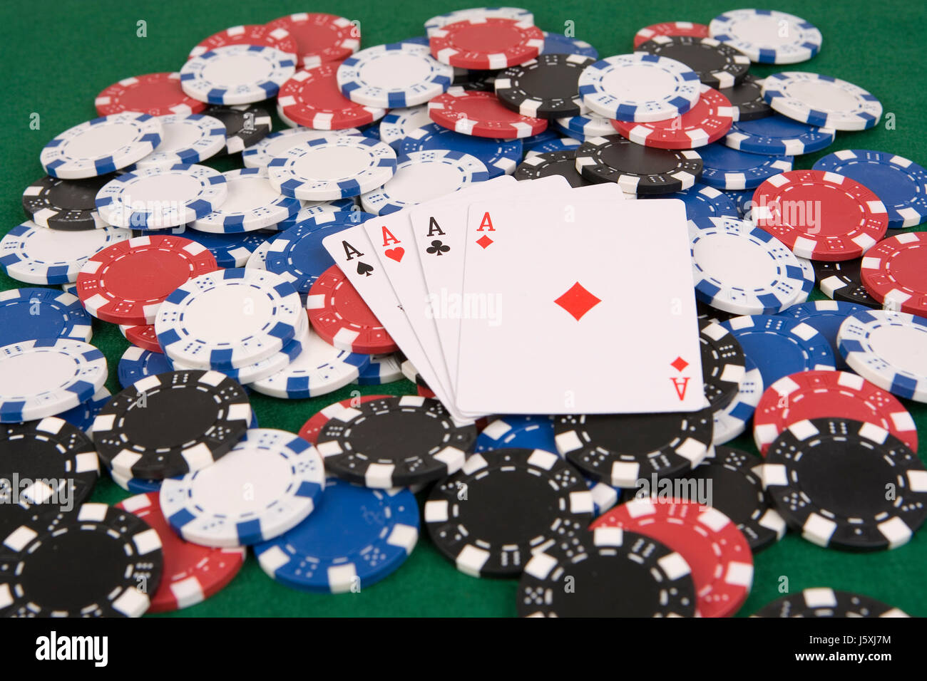 Game-Turnier spielen Stücke gespielt Diamant Asse Herz Geldspiel-chips Stockfoto
