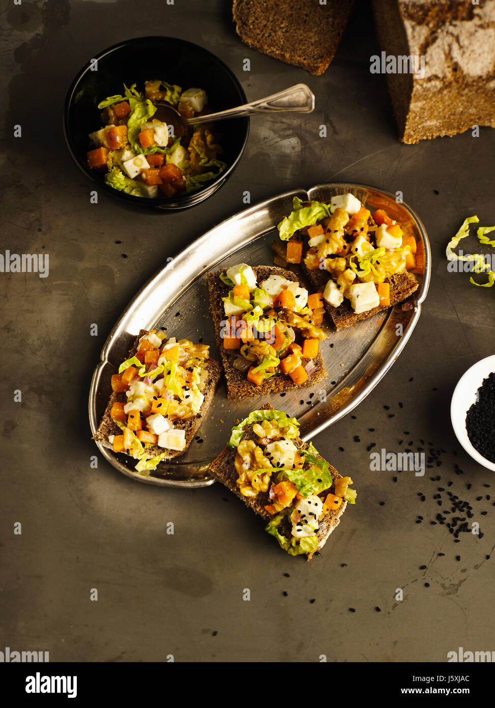 Roggen-Crostini mit Kürbis Stockfoto