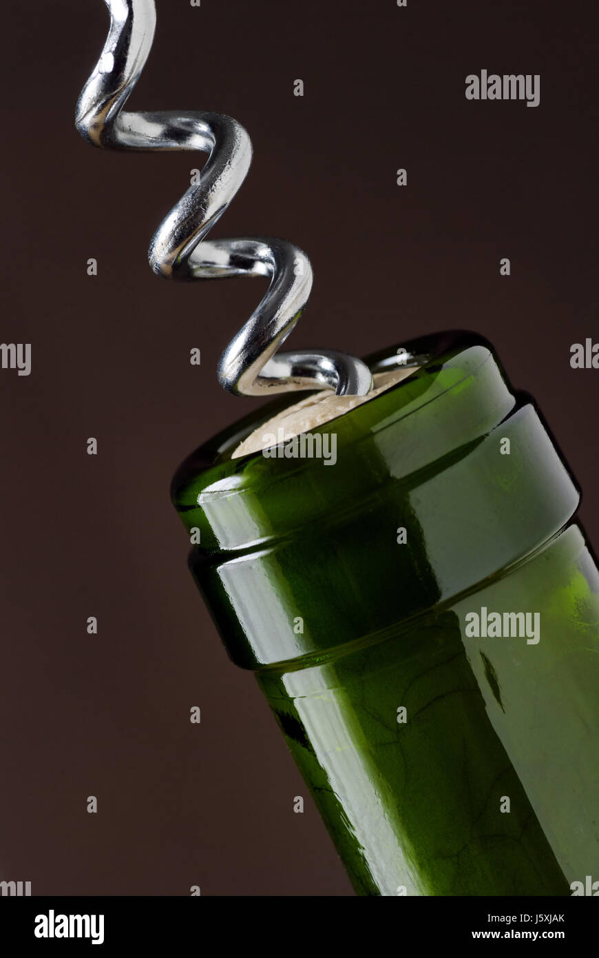 Weinflasche Spirale offen Korkenzieher Hals Minutenin Helix grüne Balken Taverne Glas Stockfoto