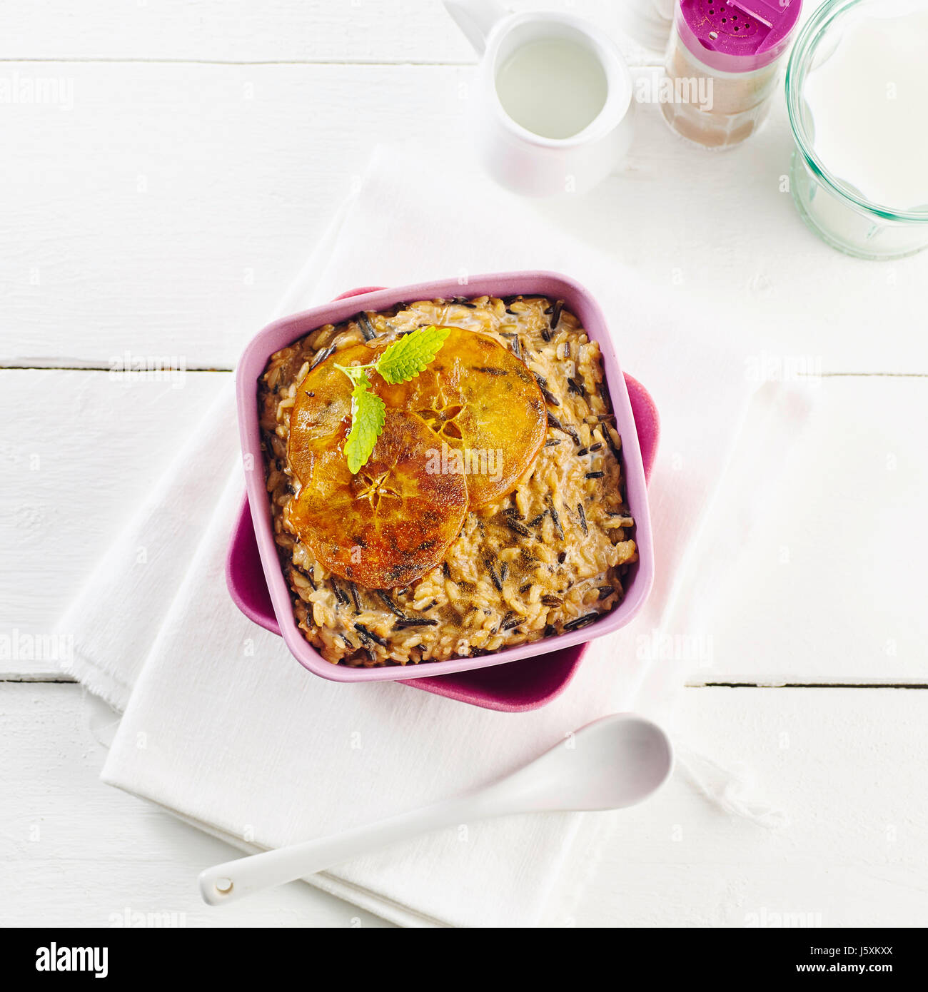 Milchreis mit karamellisierten Apfelscheiben Stockfoto