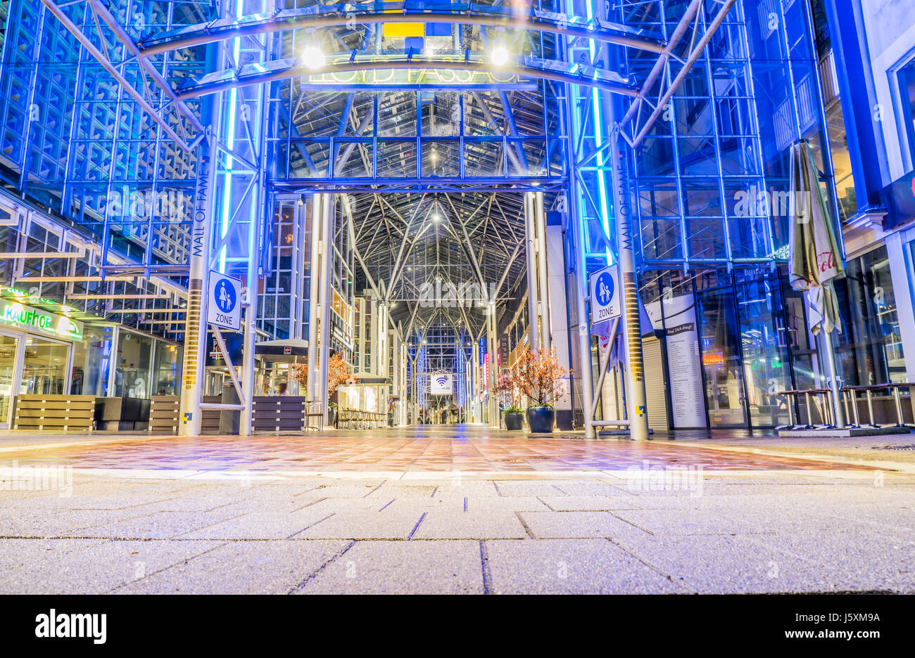 Bremen, Deutschland, Mai. 2017 Nacht Straße in der Stadt Bremen, Langzeitbelichtung Stockfoto