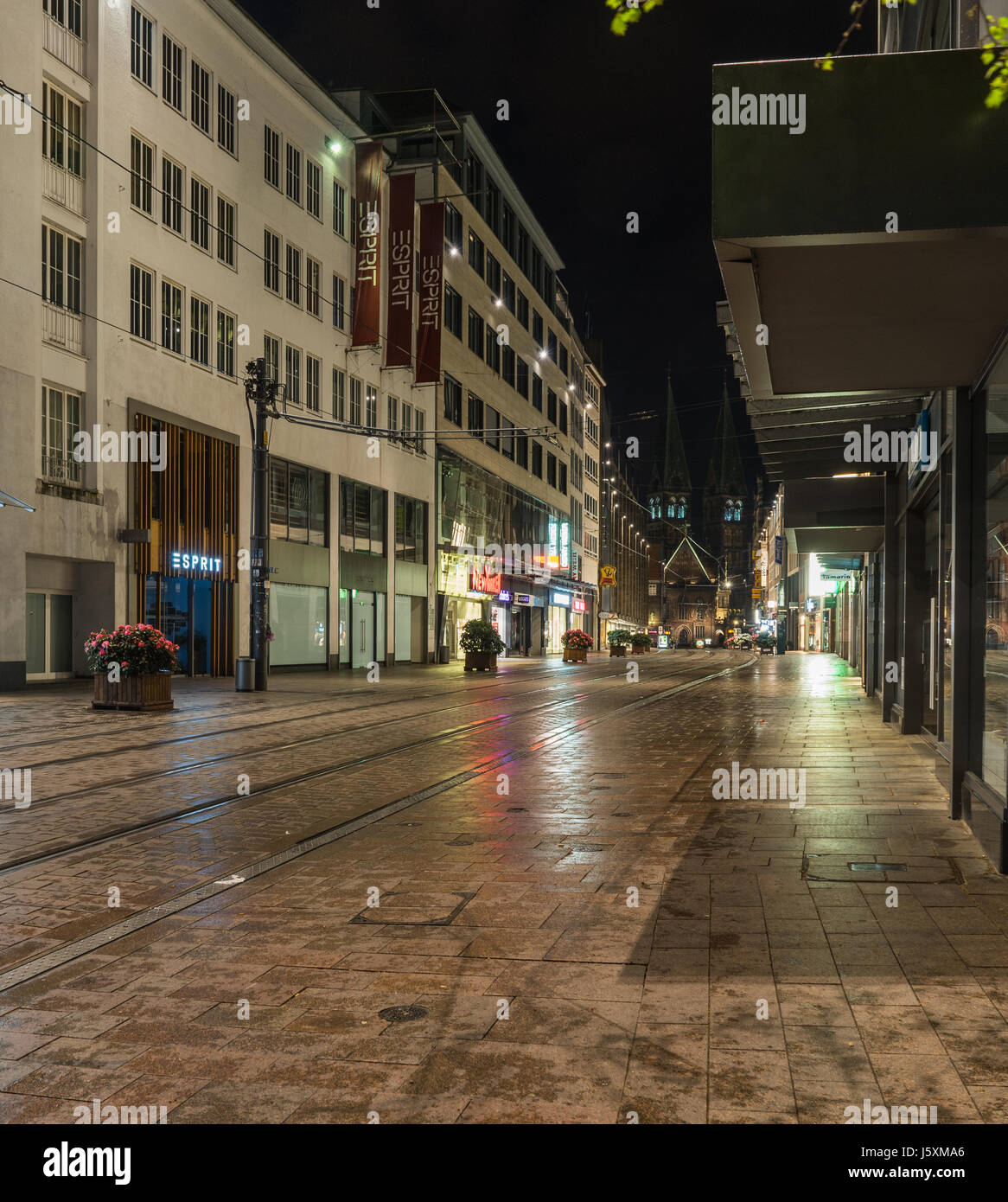 Bremen, Deutschland, Mai. 2017 Nacht Straße in der Stadt Bremen, Langzeitbelichtung Stockfoto