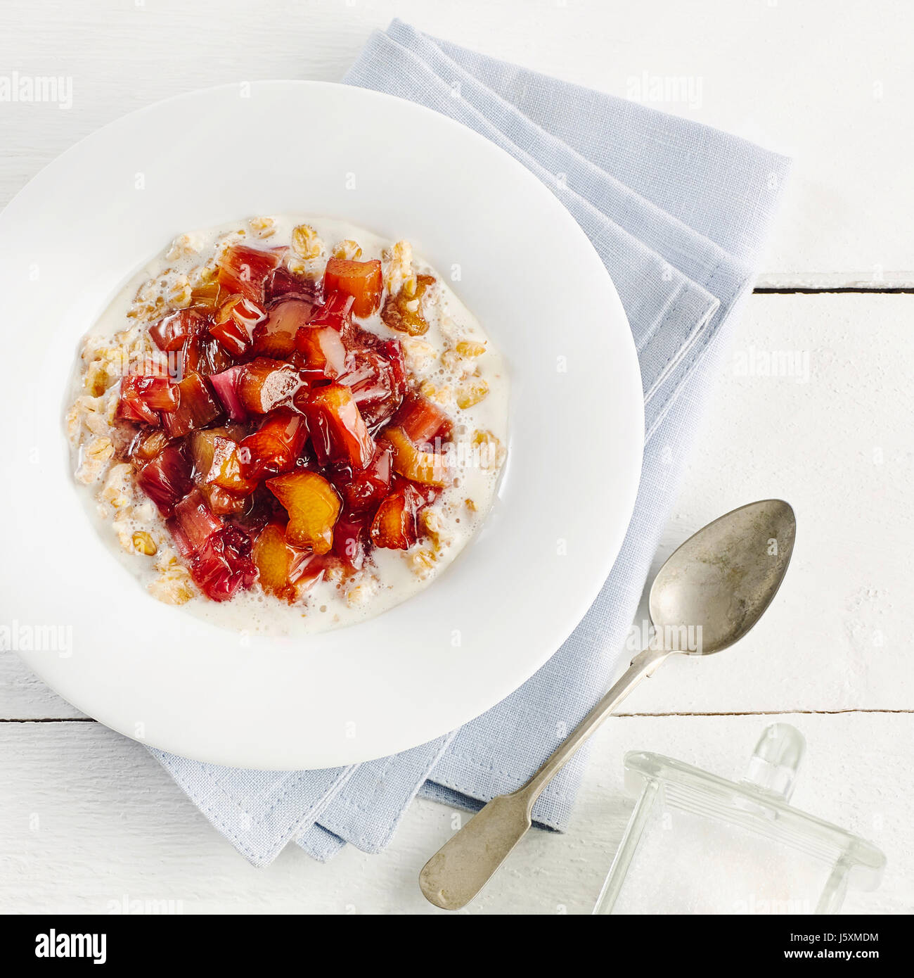 Dinkel-Porridge mit Pieplant Kompott Stockfoto
