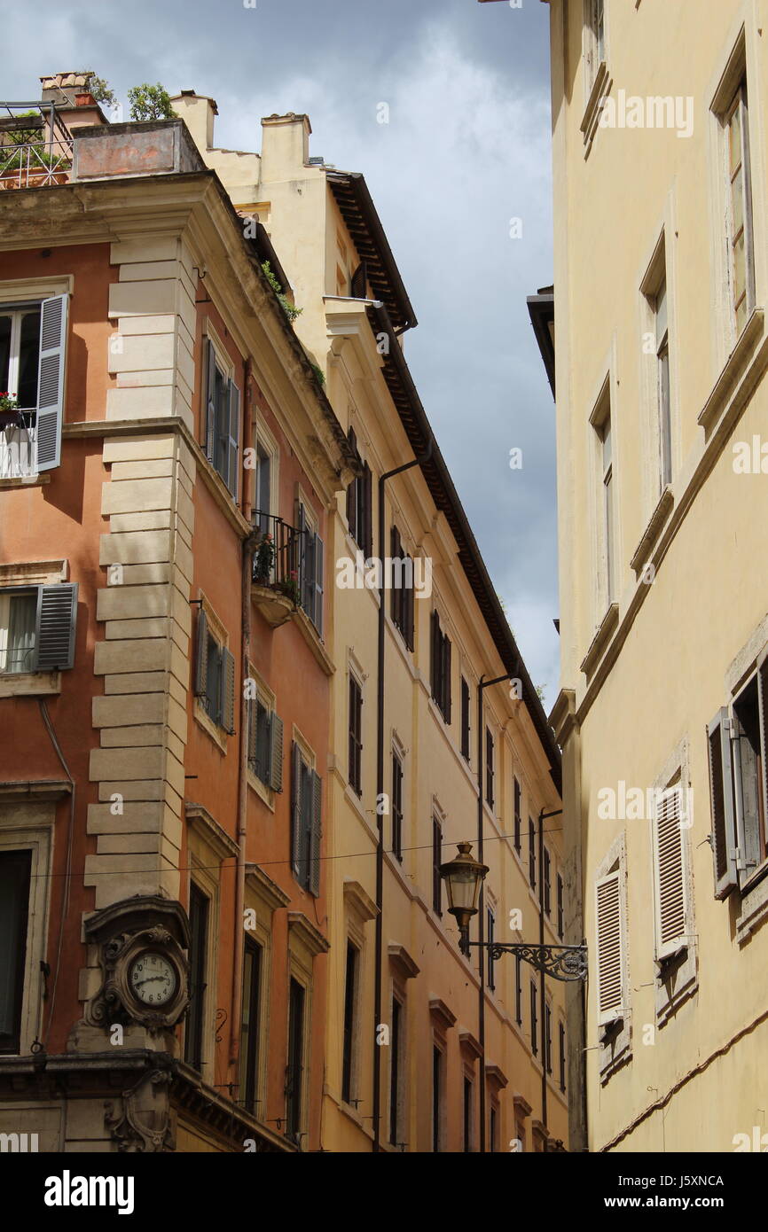 Aussen Uhr auf ein Gebäude von einer engen Straße in Rom Stockfoto