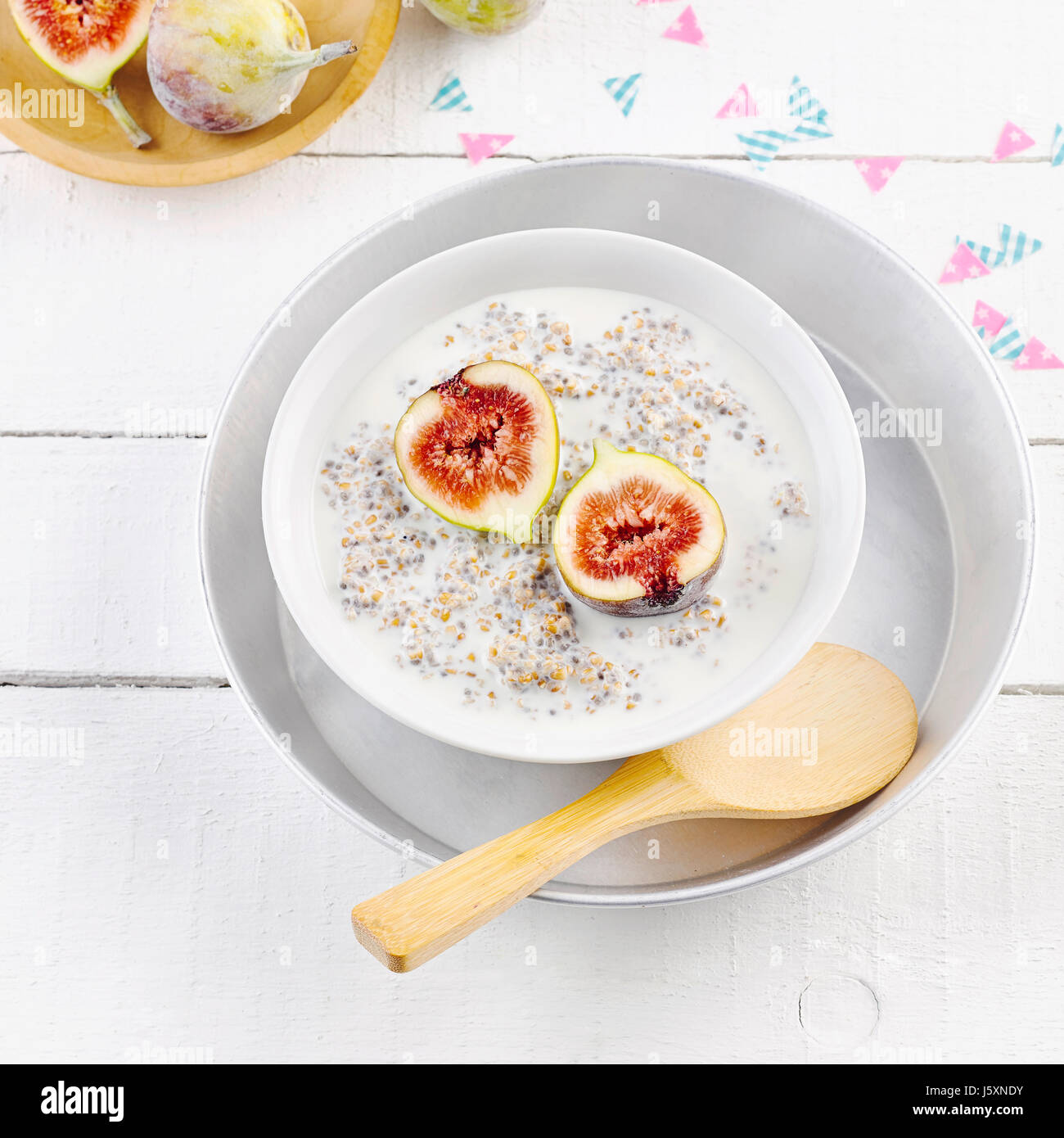 Dinkel-Porridge mit Chiasamen und Feigen Stockfoto