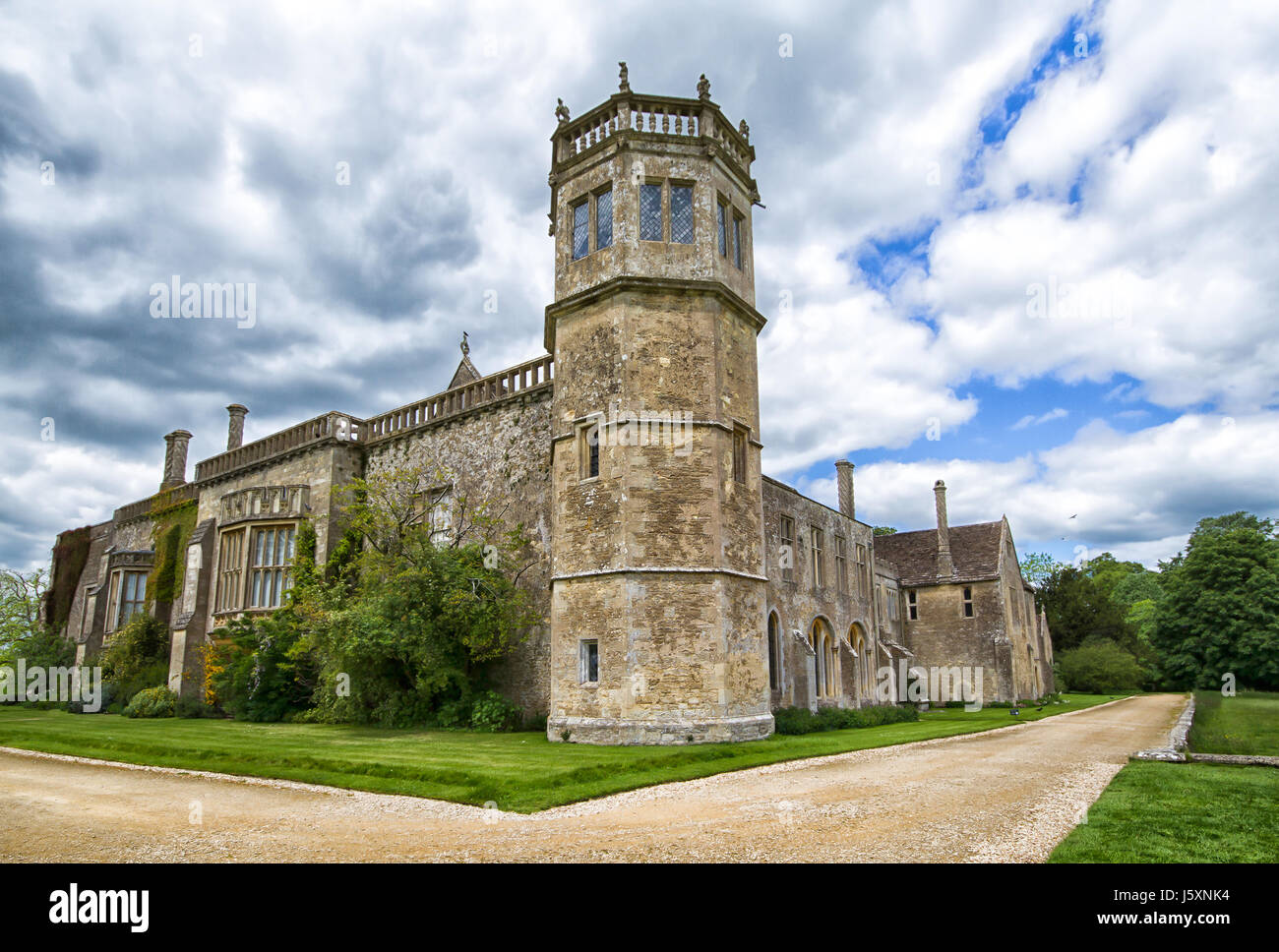 Mittelalterliche Kloster verwandelte sich in eine Familie zu Hause. 800 Jahre Geschichte mit den Eigentümern von Ela von Salisbury, Gründer und erste Äbtissin von Lacock. Stockfoto