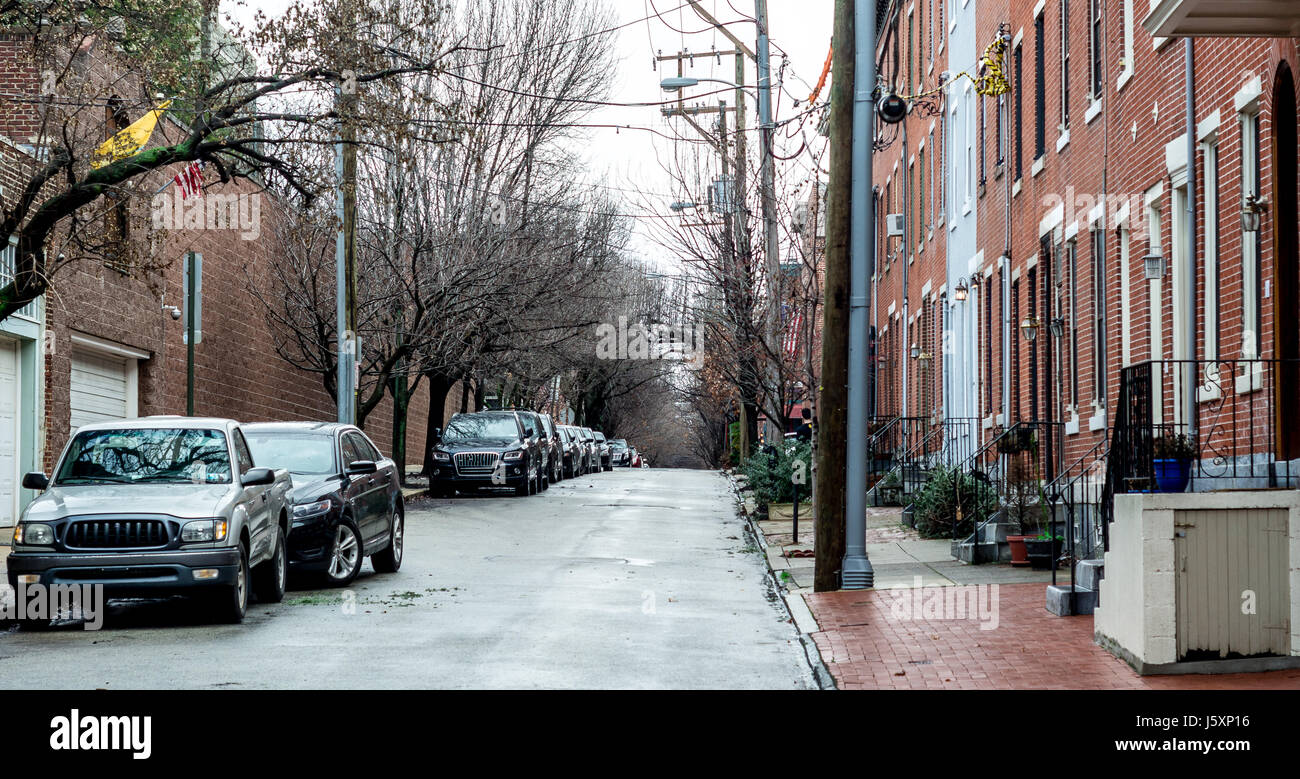 Typische Straße in der Mittelstadt Philadelphia an einem regnerischen Tag.  Sauber, historische und frisch aussehende. Vor einem Jahrhundert und modernisierten gebaut. Gut gepflegt. Stockfoto