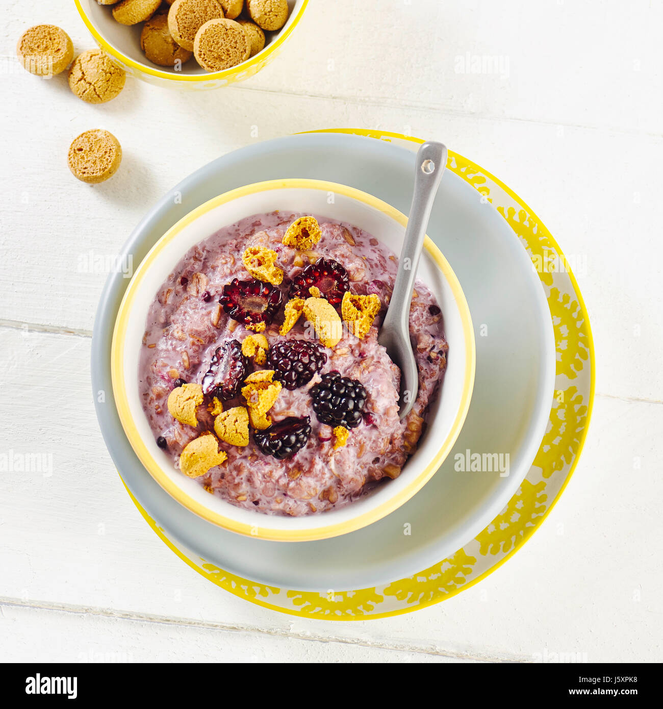 Dinkel-Porridge mit Brombeeren Stockfoto