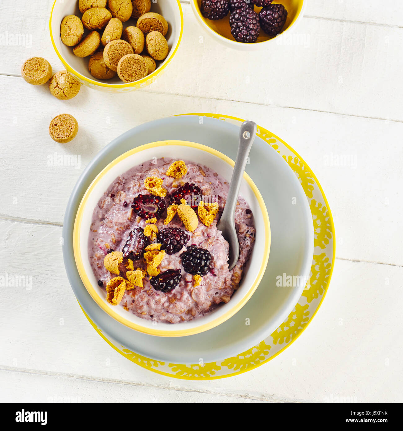 Dinkel-Porridge mit Brombeeren Stockfoto