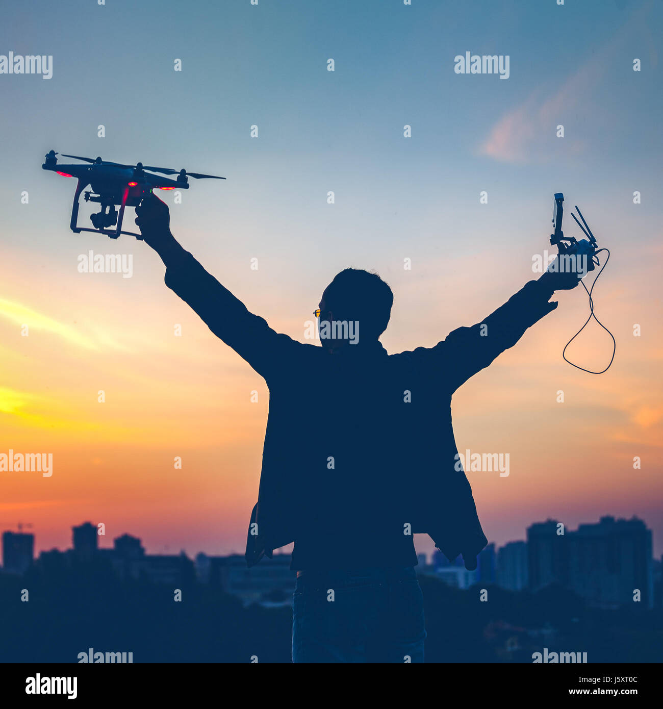 Silhouette der Mann, der Drohne eingeschaltet Stockfoto