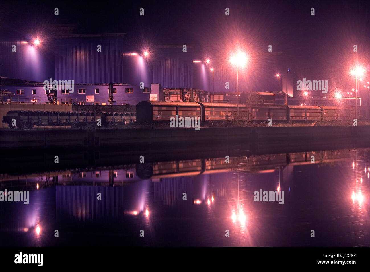 Industrie Nacht Nacht Wagen Geschäft Flusswasser Beleuchtung Stockfoto
