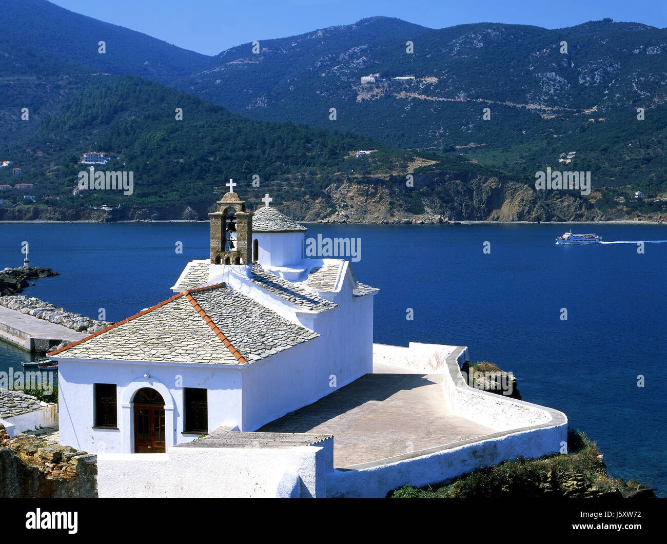 kirchliche Griechenland griechische Bucht Port Berg blaue Reisen Religion Kirche Kiefer cross Stockfoto