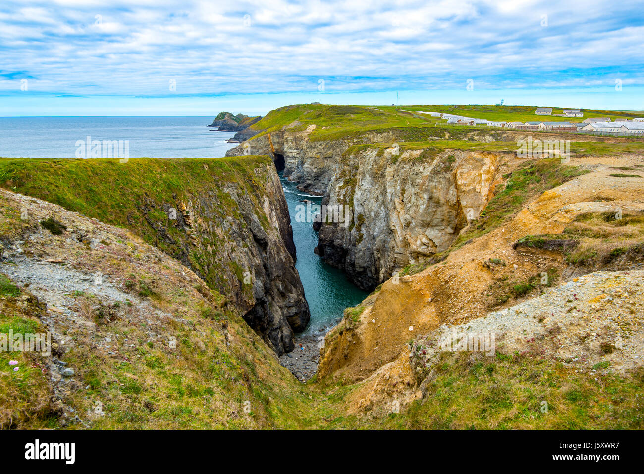 Der südliche Arm der Hoblyn Bucht in der Nähe von Holywell, Cornwall. Die Gebäude sind Teil der Penhale Camp, einem WW2-Trainingslager jetzt für das Abenteuer-Training verwendet Stockfoto