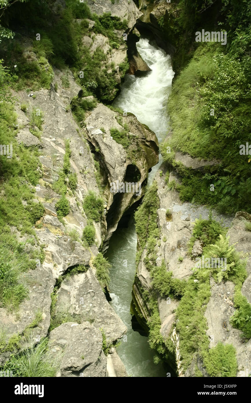 Felsen Schlucht Spalte Flusswasser Reisen Fluss Grüne Brücke rockige lust Stockfoto
