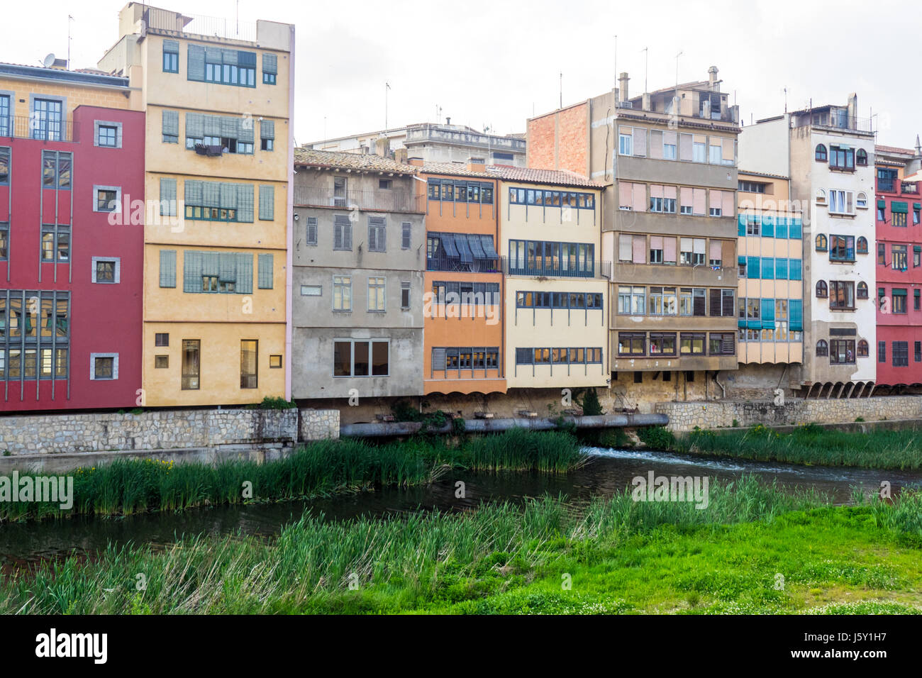 Fällen de l'Onyar, die Häuser am Fluss Onyar, Girona, Spanien. Stockfoto