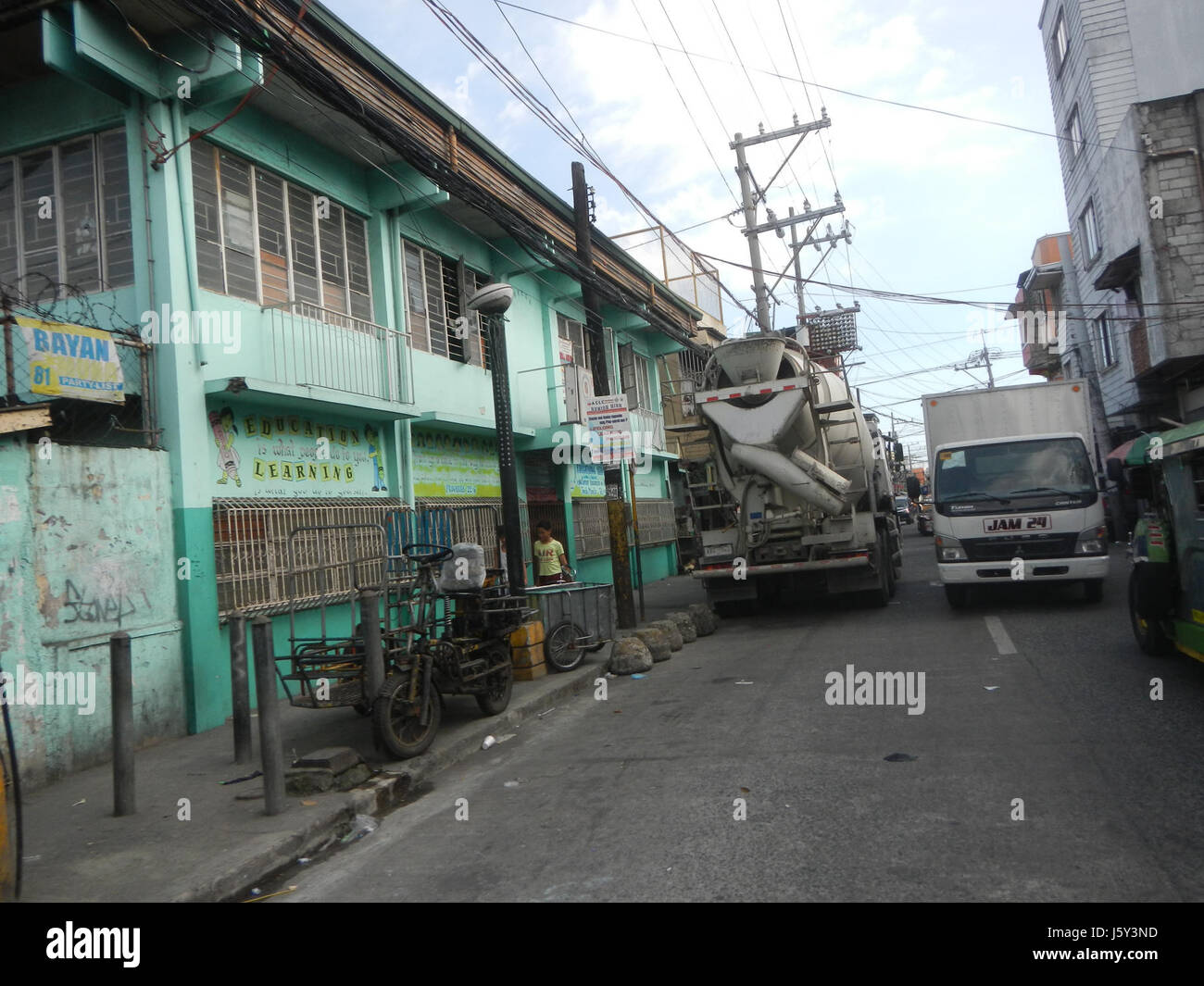 Dies ist eine Referenz auf den New Pritil Public Market in Tondo, Manila, Philippinen, der sich an der Juan Luna Herbosa Street befindet und ein kommerzielles Zentrum der Stadt darstellt. Stockfoto