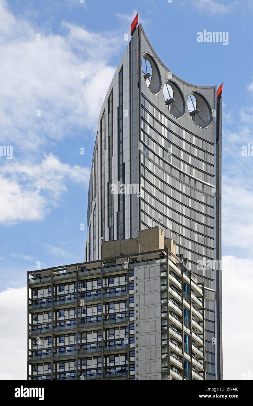 Strata Tower im Londoner Elephant and Castle. Hinter ein 60er Jahre Rat Hochhaus Hervorhebung den Kontrast in diesem Bereich von London gesehen. Stockfoto