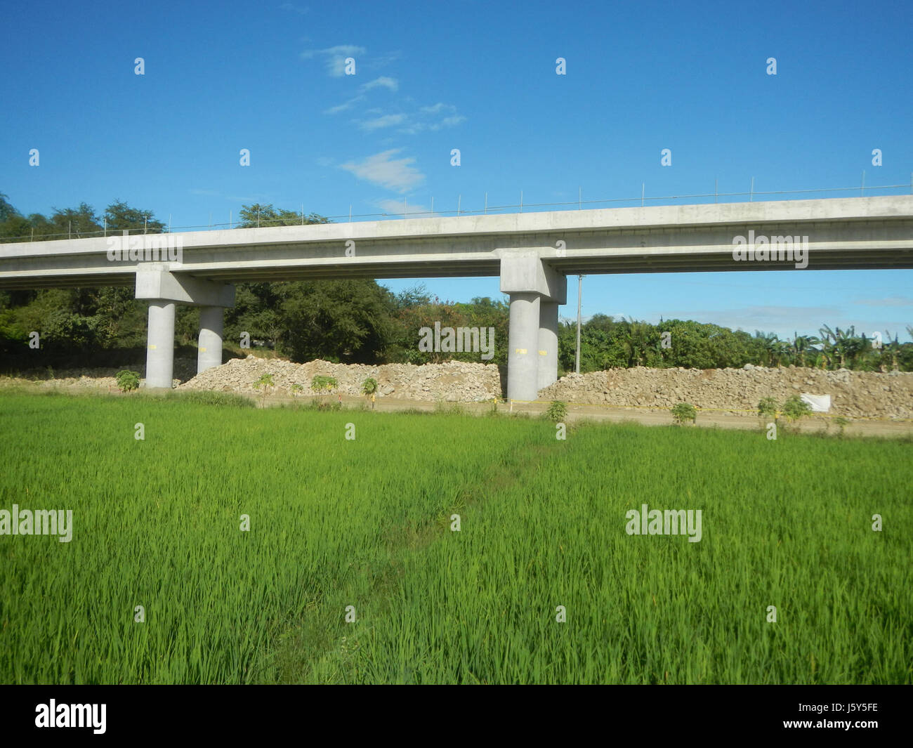 Dies bezieht sich auf die Phase II des Projekts Arterial Road Bypass in San Rafael, Bulacan. Das Projekt umfasst den Bau einer großen Umgehungsstraße durch Reisfelder und landwirtschaftliche Flächen in der Region. Stockfoto