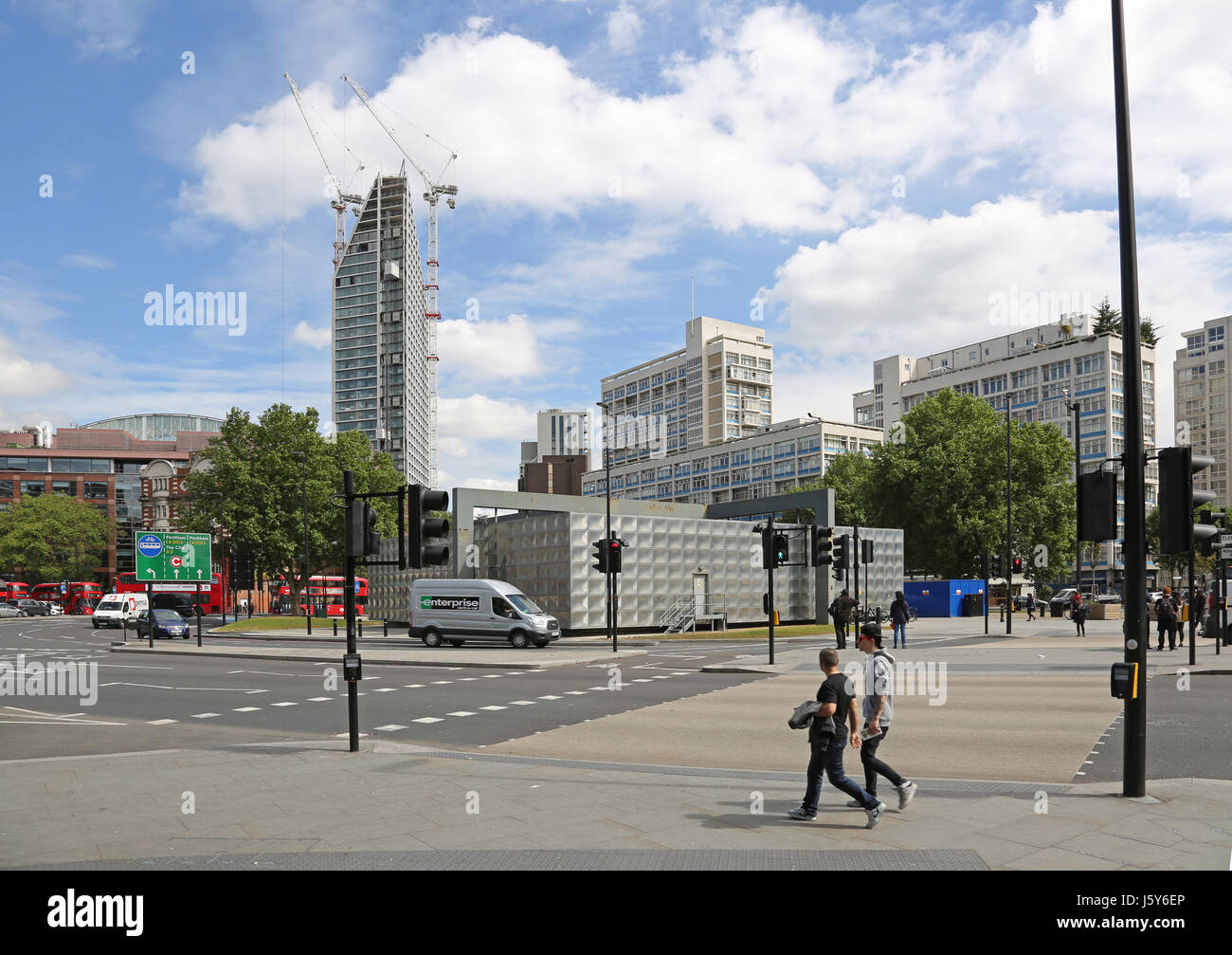 Die neu sanierten Straßenführung am Londoner Elephant &amp; Castle Junction. Zeigen Sie die Silber Michael Faraday Memorial und neue Fußgängerüberwege Stockfoto
