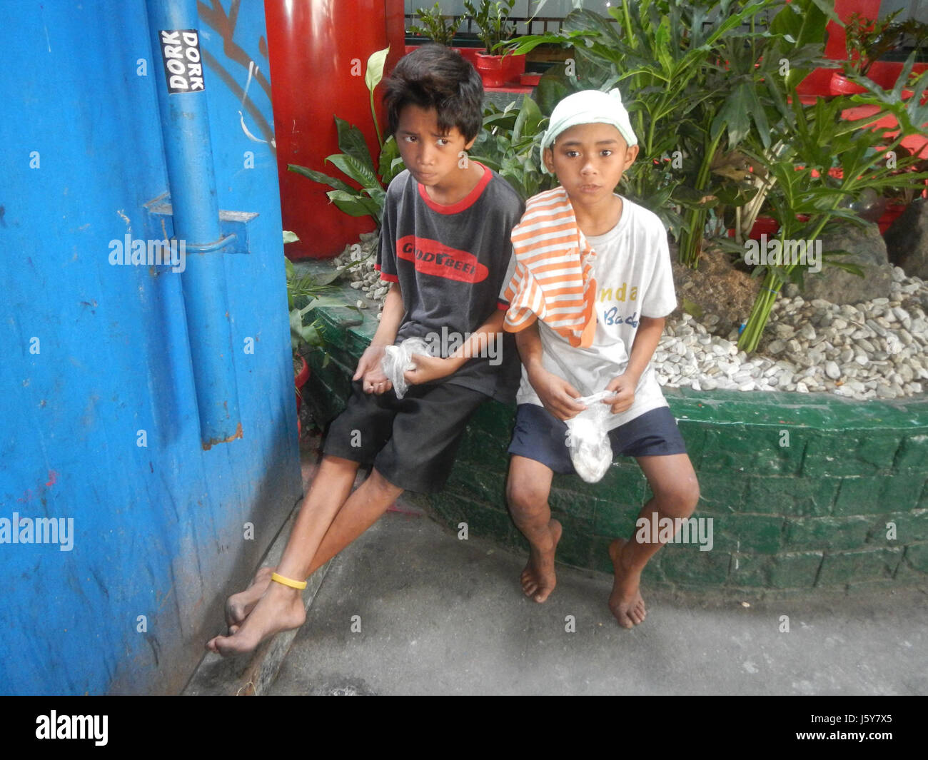 Eine Ausstellung verschiedener Reiskuchen zum Verkauf, die verschiedene Arten von Snacks auf Reisbasis zeigen. Der Schwerpunkt liegt auf der Verpackung und Präsentation der Kuchen, wahrscheinlich in einem Markt oder Geschäft. Stockfoto