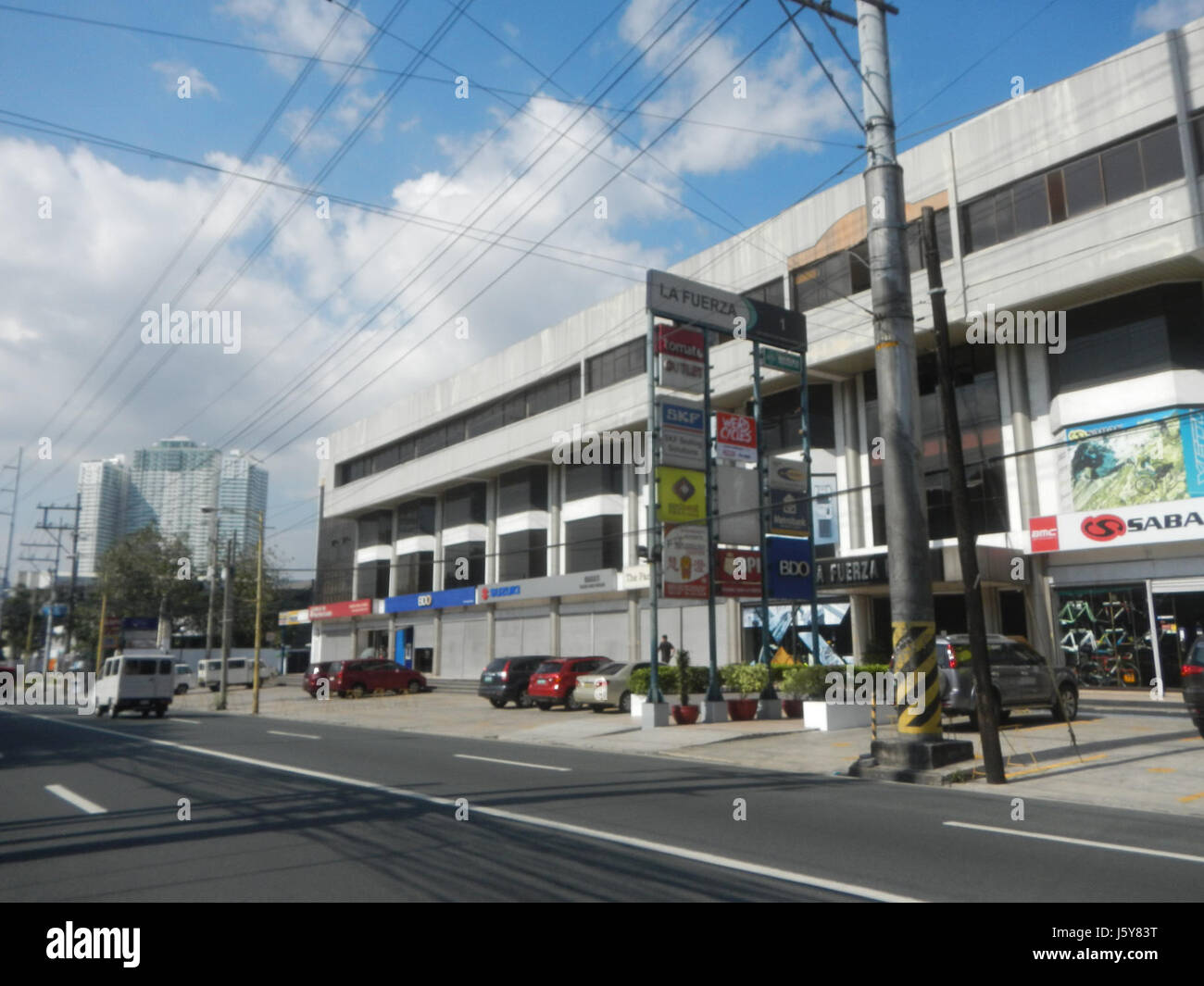 Der Titel bezieht sich auf bestimmte Orte in Makati City, Philippinen, darunter Magallanes, San Lorenzo, Chino Roces Avenue, und Bangkal. Es wird auch ein Kastendurchlass erwähnt, eine Art Entwässerungssystem, das in der städtischen Infrastruktur verwendet wird. Dies hebt die städtische Entwicklung und Infrastruktur innerhalb der Verkehrs- und Hochwasserschutzsysteme von Makati hervor. Stockfoto