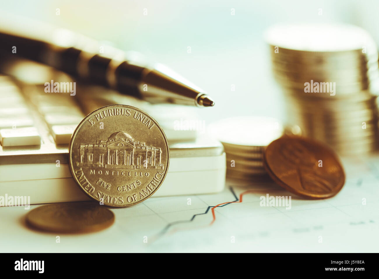 Finanzielle Analyse Konzept mit Münzen, Taschenrechner und Kugelschreiber Stockfoto