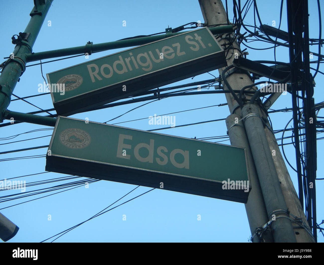 Der Sales Interchange, der sich an der Kreuzung der Hauptstraßen in Magallanes, Makati, Taguig und Pasay City befindet, spielt eine Schlüsselrolle bei der Steuerung des Verkehrsflusses zwischen SLEX (South Luzon Expressway) und lokalen Straßen. Stockfoto