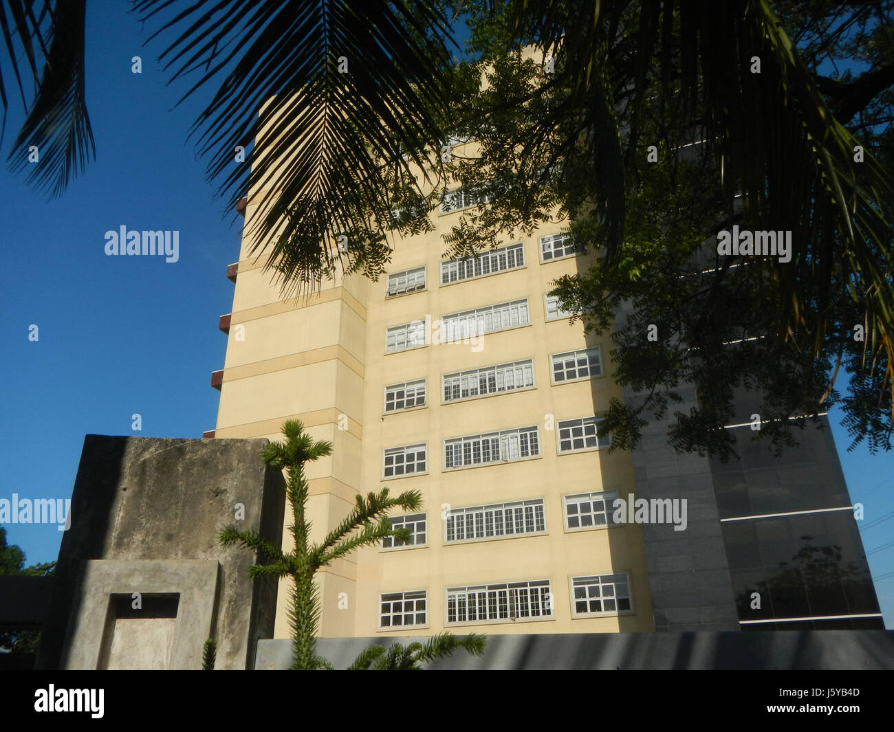 Dieses Bild zeigt die Makati Science High School in Cembo, Kalayaan Avenue, mit dem Philippine Educator's Center im Hintergrund. Stockfoto
