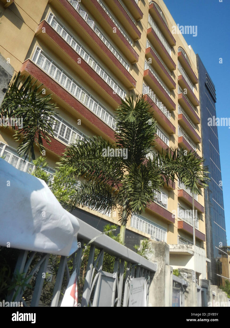 Die Makati Science High School, die sich an der Kalayaan Avenue in der Cembo Gegend von Makati befindet, ist eine spezialisierte öffentliche Schule, die sich auf wissenschaftliche Bildung und Forschung konzentriert. Es ist eine der führenden Einrichtungen für Fortgeschrittene in Metro Manila. Stockfoto