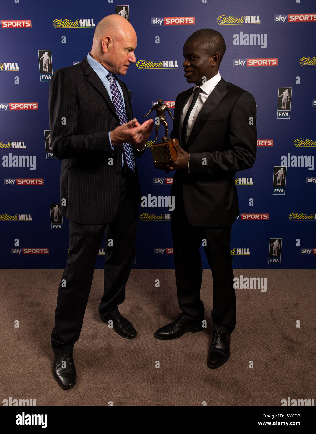 Patrick Barclay der Football Writers Association Hände zum Fußballer des Jahres ausgezeichnet, Chelseas N'Golo Kante während der FWA Fußballer des Jahres Dinner im The Landmark Hotel, London. PRESSEVERBAND Foto. Bild Datum: Donnerstag, 18. Mai 2017. Bildnachweis sollte lauten: Steven Paston/PA Wire. Stockfoto