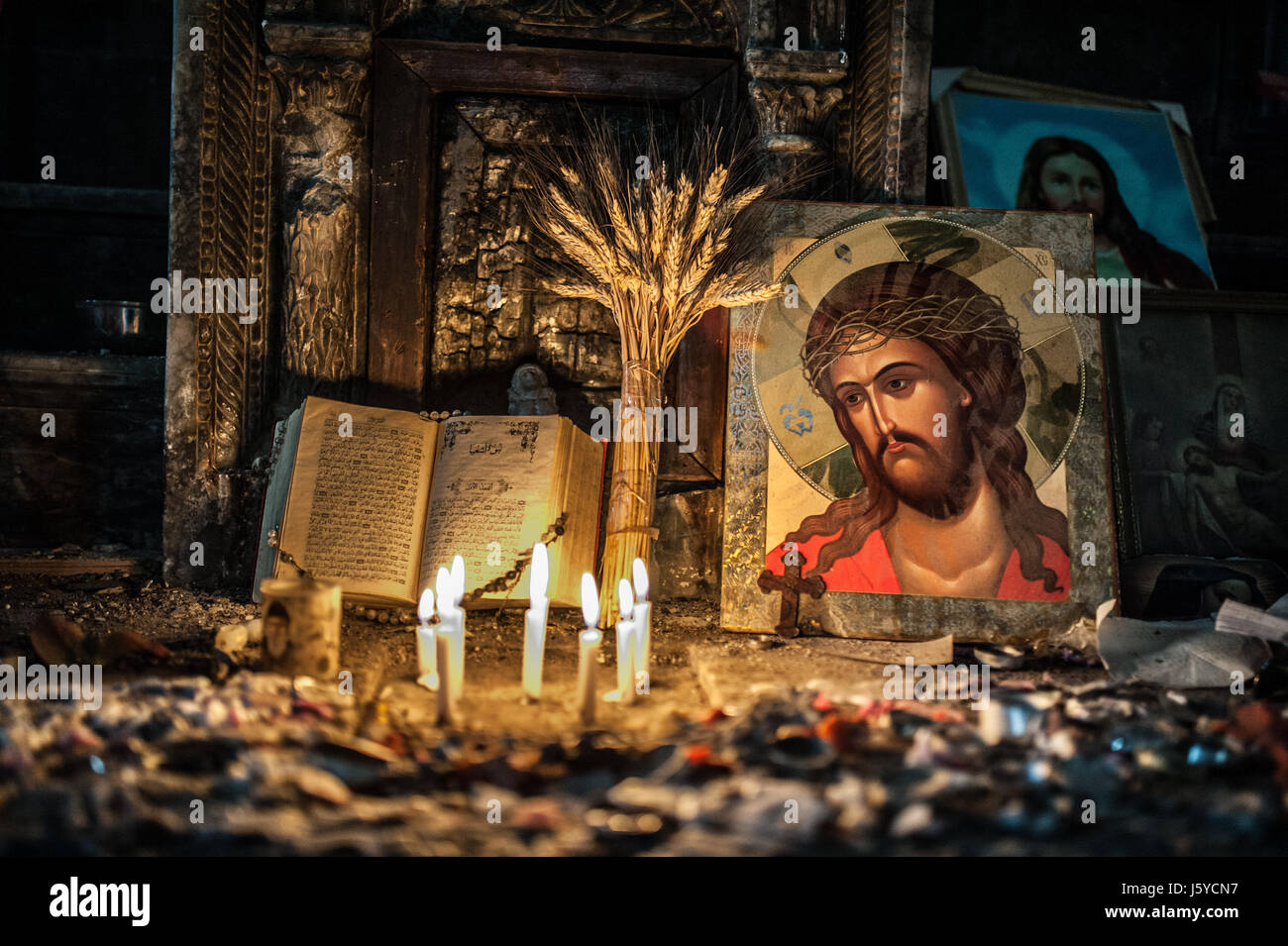 Ein Altar mit Kerzen steht in der Unbefleckten Empfängnis-Kirche von ISIS zerstört wurde, als es die christliche Stadt Qaraqosh, Irak im Jahr 2014 übernahm. Stockfoto