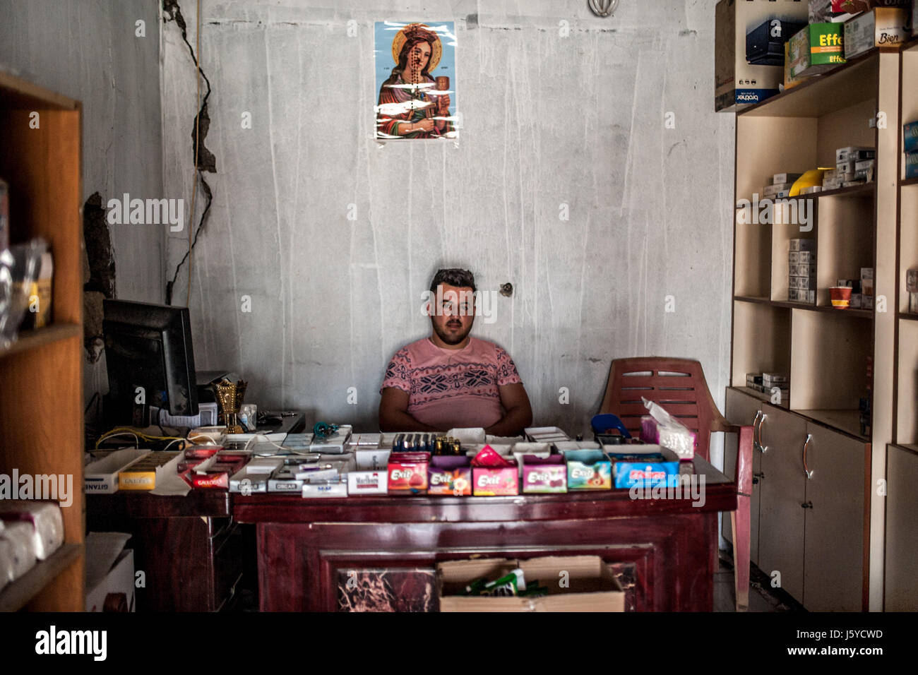 Ein Ladenbesitzer sitzt in einem nur Shops, die in der christlichen Stadt von Qaraqosh (Hamdaniya) die von ISIS im Jahr 2016 zu befreien war offen Stockfoto
