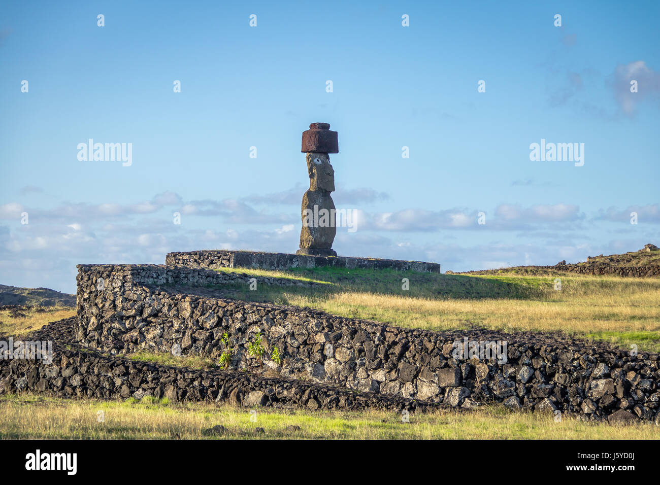 Ahu Tahai Moai-Statue trägt Haarknoten mit Augen gemalt, in der Nähe von Hanga Roa - Osterinsel, Chile Stockfoto