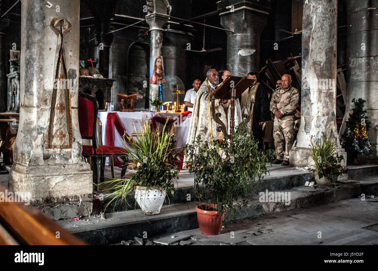 Ein Gottesdienst findet in der Immaculate Conception Church in Qaraqosh (Hamdaniya) Irak die von ISIS in 2014 zerstört wurde als es die Stadt übernahmen. Stockfoto