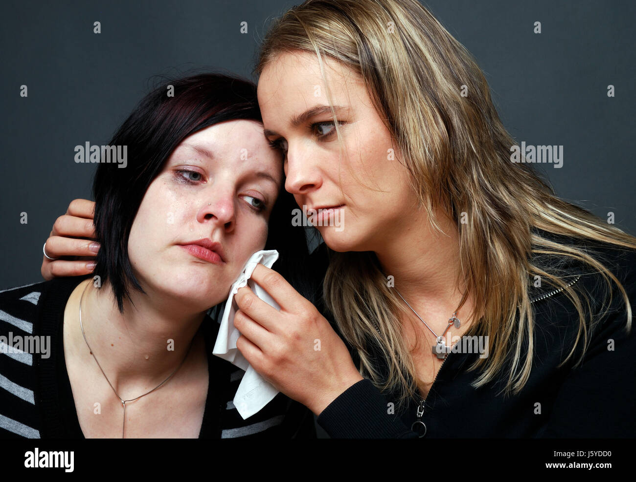 Frau Frauen Freundschaft traurig Weinen Weinen Weinen Weeper weinende Komfort Freundinnen Stockfoto