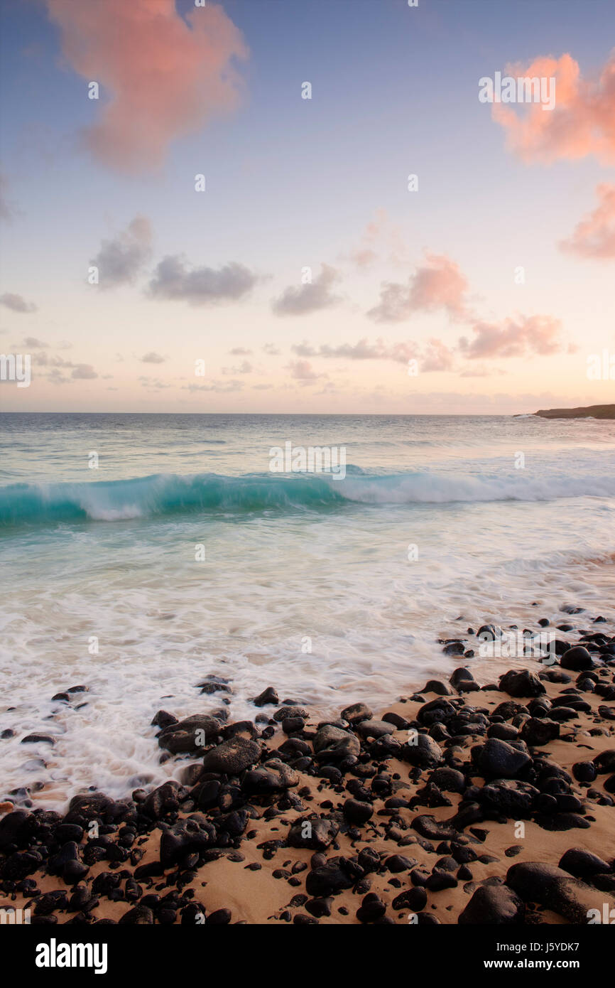 Sonnenuntergang Schönheit entlang der Südküste bei Shipwreck Beach auf Hawaii Insel Kauai. Stockfoto