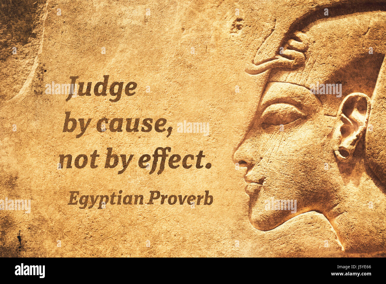 Beurteilen von Ursache, nicht von Effekt - antiken ägyptischen Sprichwort zitieren Stockfoto
