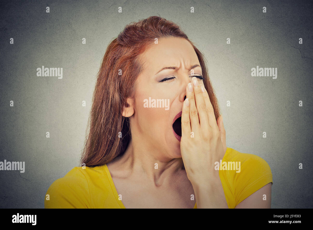 Es ist zu früh zu treffen. Closeup Portrait Kopfschuss verschlafene junge  Frau mit weit offenem Mund Gähnen Augen geschlossenen aussehende  gelangweilt isolierte graue Wand ba Stockfotografie - Alamy